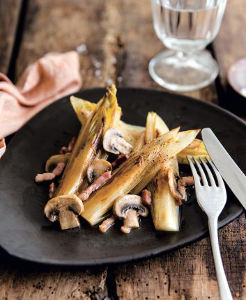 Endives braisées au lard fumé et champignons