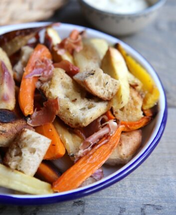 Légumes rôtis au four, croustillant de jambon, sauce moutarde