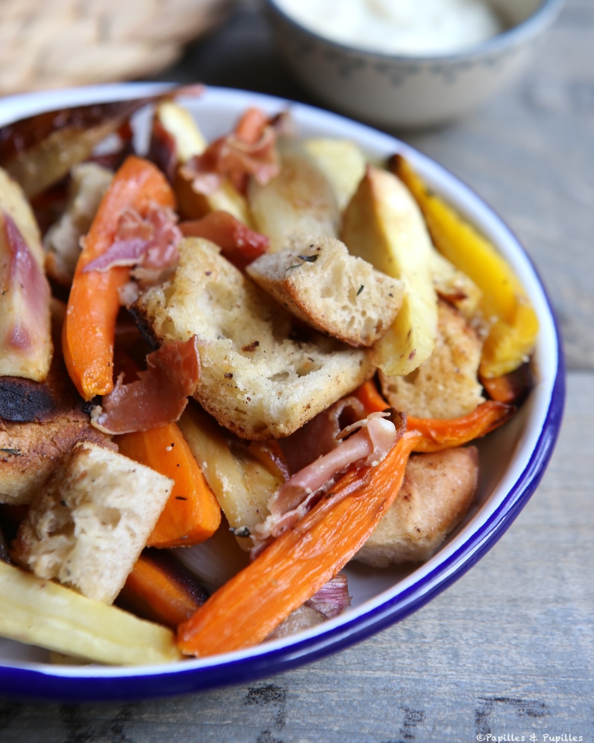 Légumes rôtis au four, croustillant de jambon, sauce moutarde
