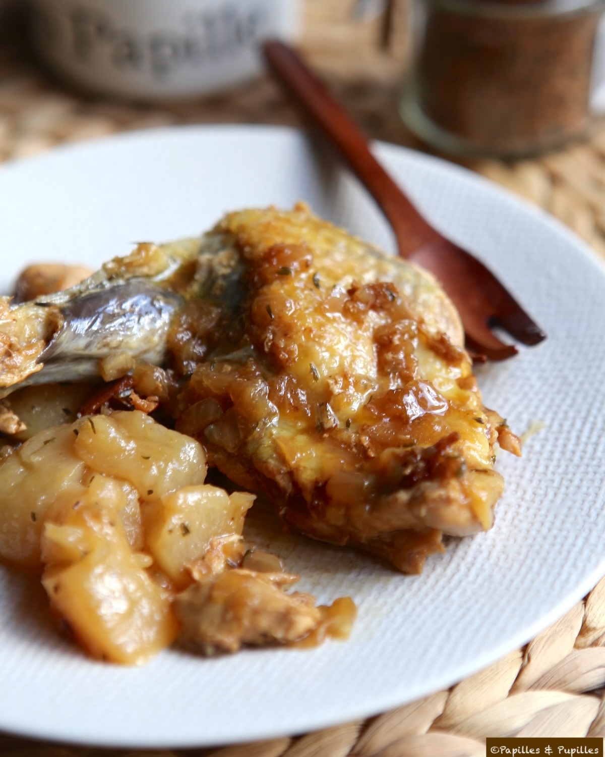Assiette de suprêmes de pintade au Pineau des Charentes et poires caramélisées