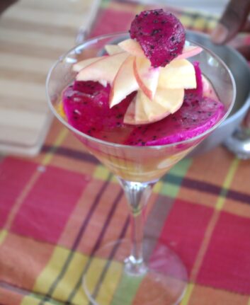 Salade de fruits exotiques, au rhum et aux épices