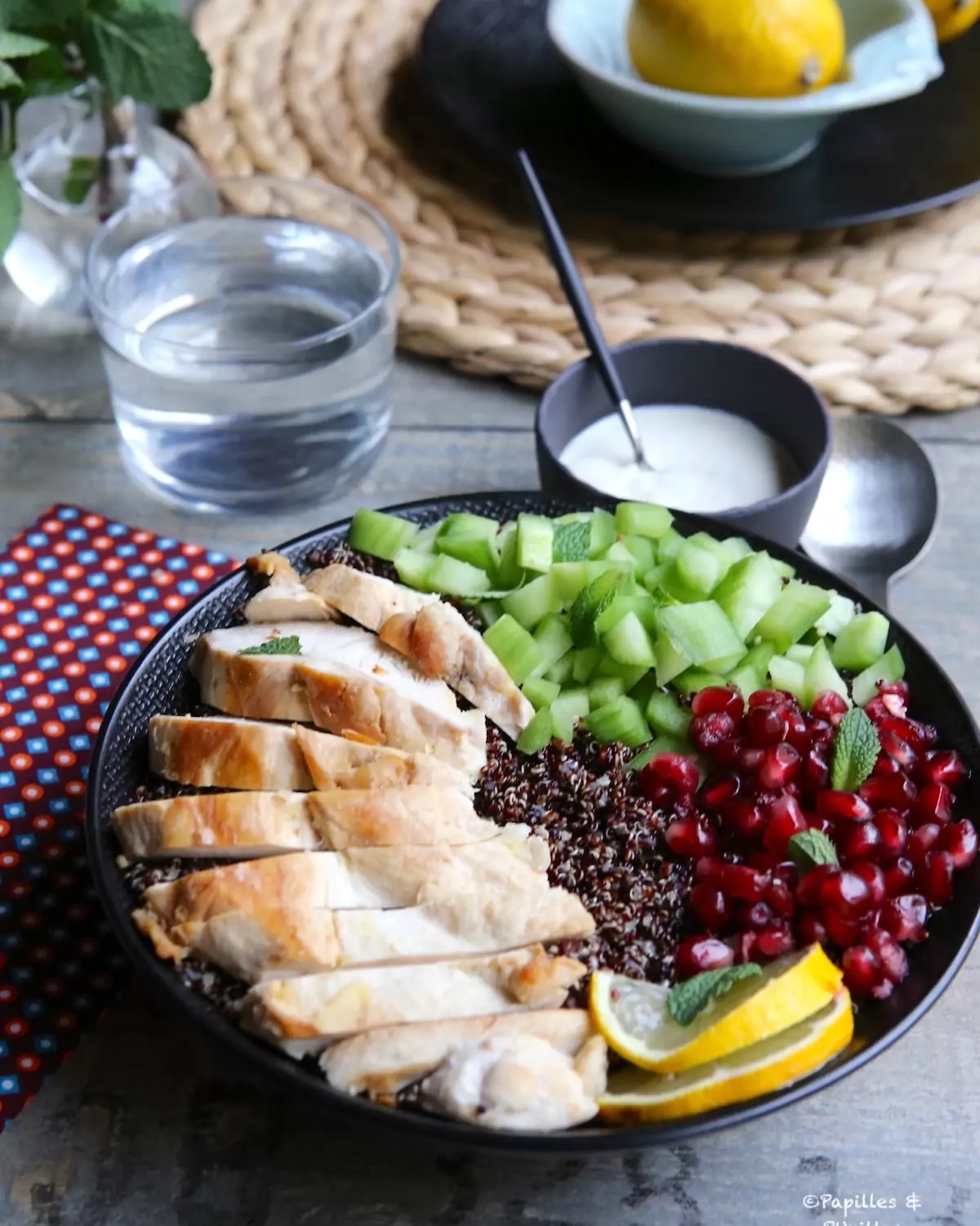 Bowl au poulet, au quinoa, au concombre et grenade