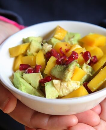 Salade à l’avocat, à la mangue et aux graines de grenade