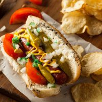 Hot dog Chicago avec relish cornichon tomate et oignon ©Brent Hofacker shutterstock