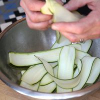 On taille les courgettes à la mandoline