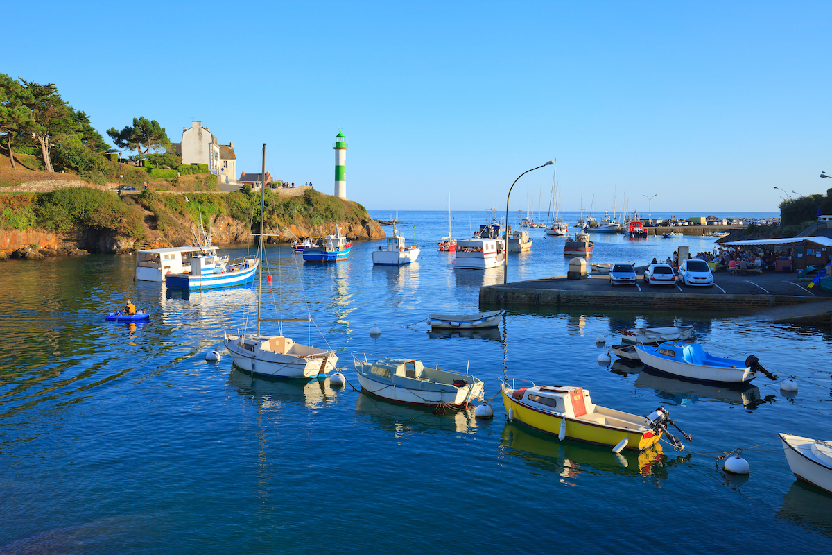 Port de Doëlan en Bretagne, bateaux de pêche et viviers de crustacés