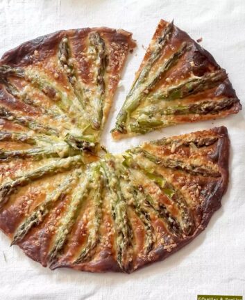 Tarte aux asperges vertes, moutarde et Cantal