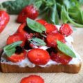 Tartines briochées aux fraises, à la ricotta et au basilic