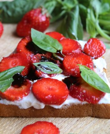 Tartines briochées aux fraises, à la ricotta et au basilic