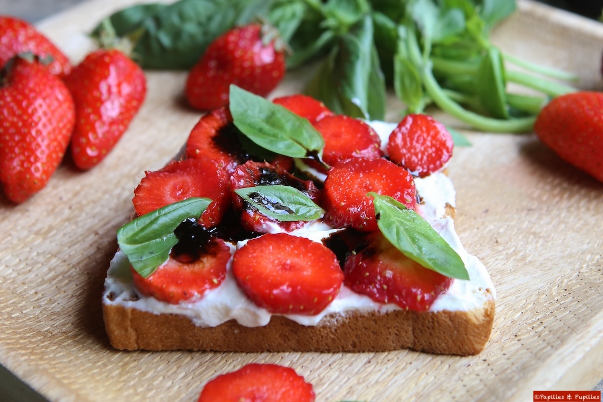 Tartines briochées aux fraises, à la ricotta et au basilic