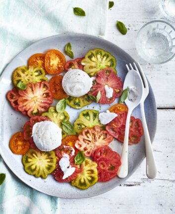 Crème glacée au fromage frais, basilic, carpaccio de tomates anciennes