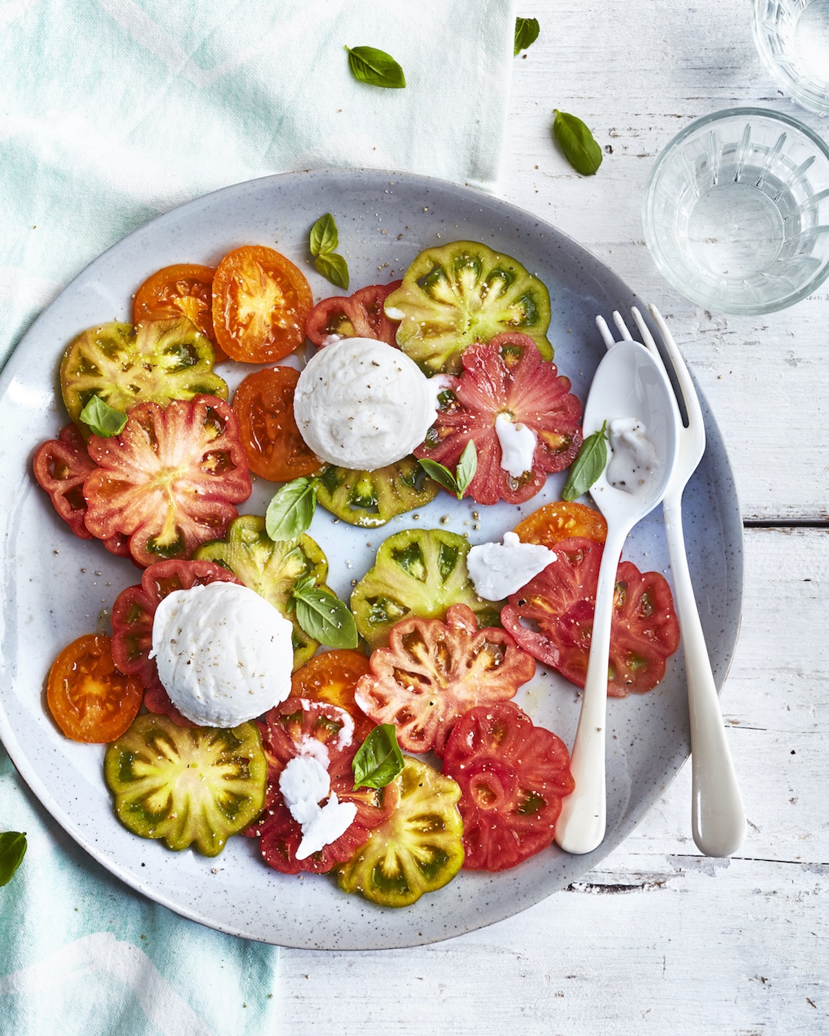Crème glacée au fromage frais, basilic, carpaccio de tomates anciennes