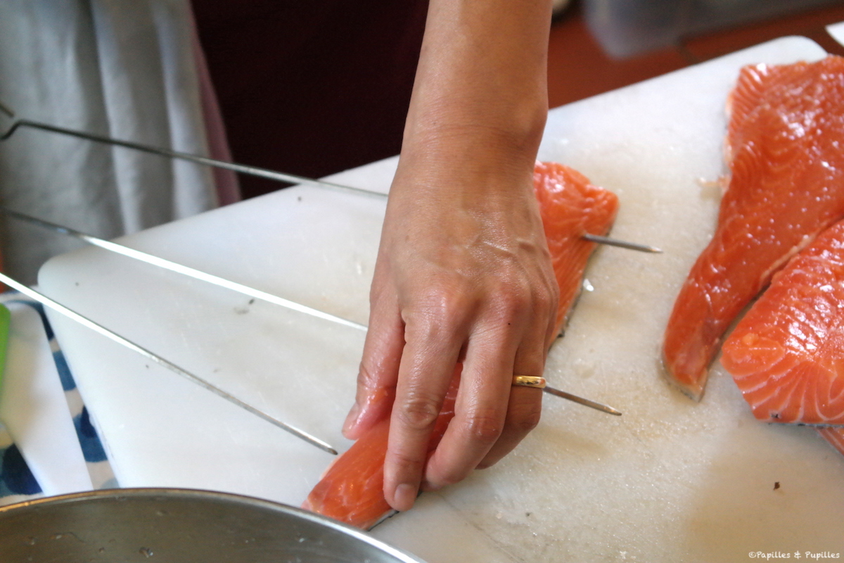 Embrochez le filet de saumon