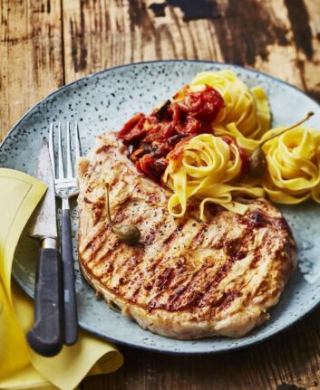 Grillades de veau et pâtes à la Puttanesca