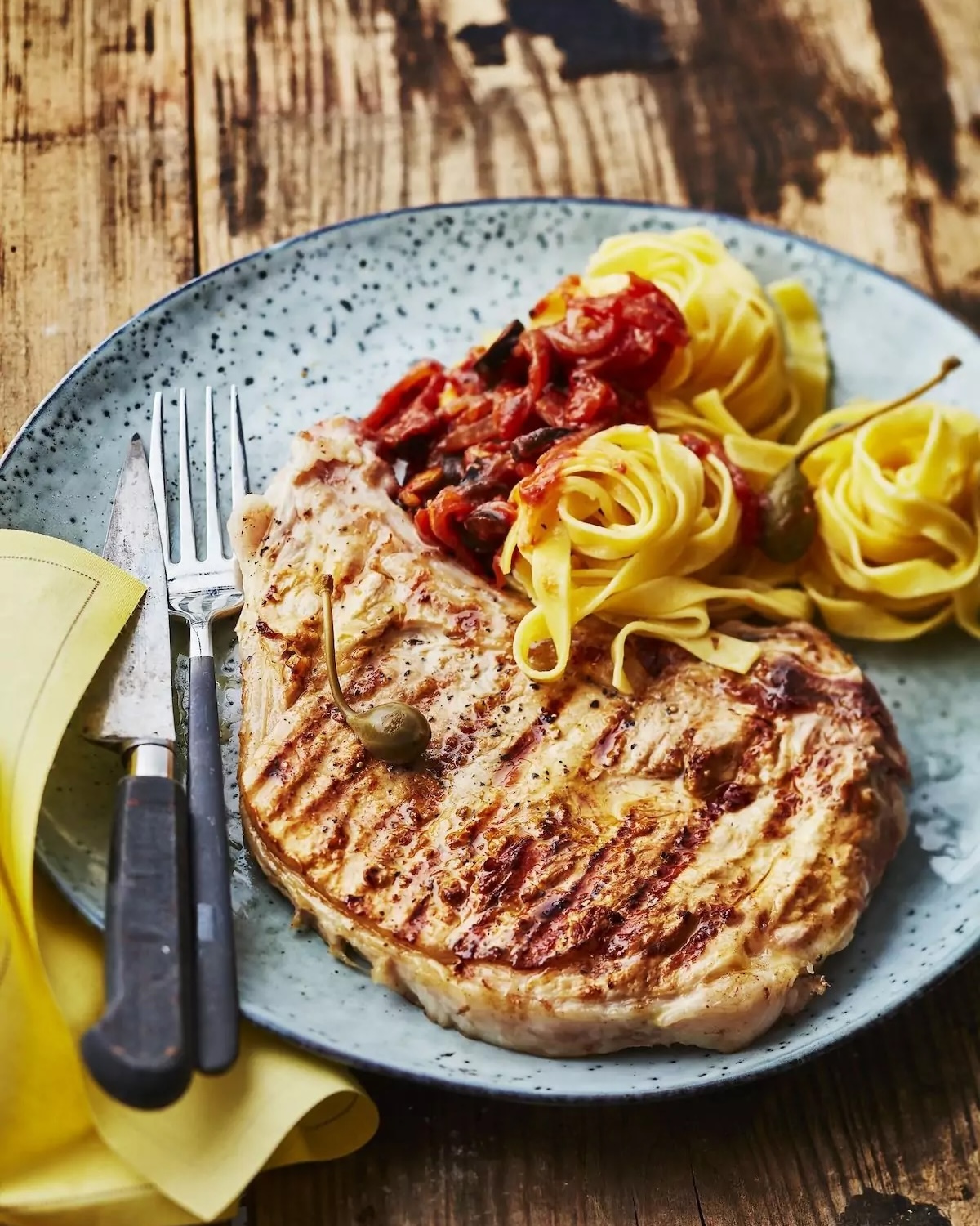 Grillades de veau et pâtes à la Puttanesca