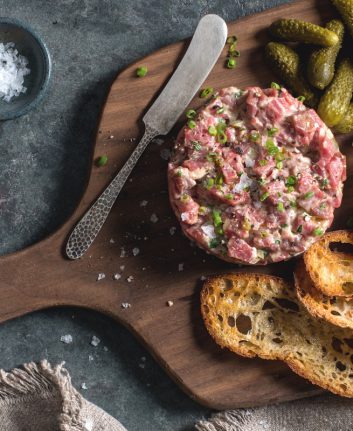 Steak tartare et son aïoli au piment fumé