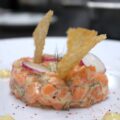 Tartare de saumon, mayonnaise au yuzu et petits croûtons