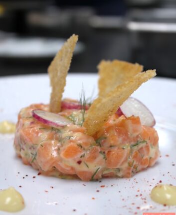 Tartare de saumon, mayonnaise au yuzu et petits croûtons