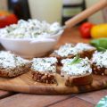 Bruschetta de fromage de chèvre aux herbes
