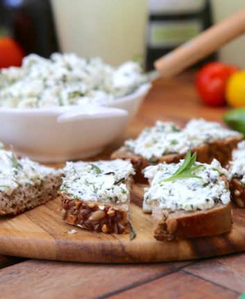 Bruschetta de fromage de chèvre aux herbes