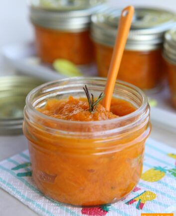 Compote d'abricots au romarin