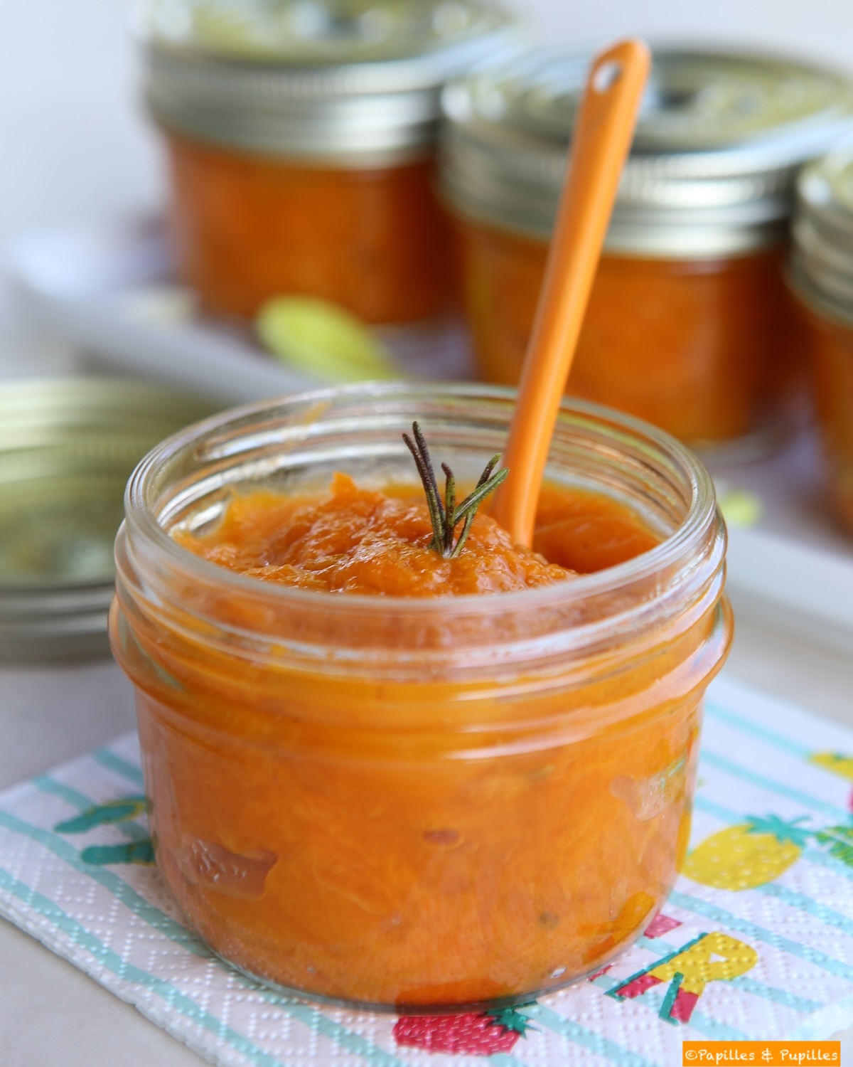 Compote d'abricots au romarin