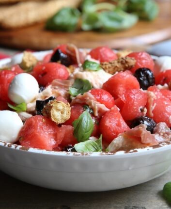 Salade de pastèque à la mozzarella et au jambon cru