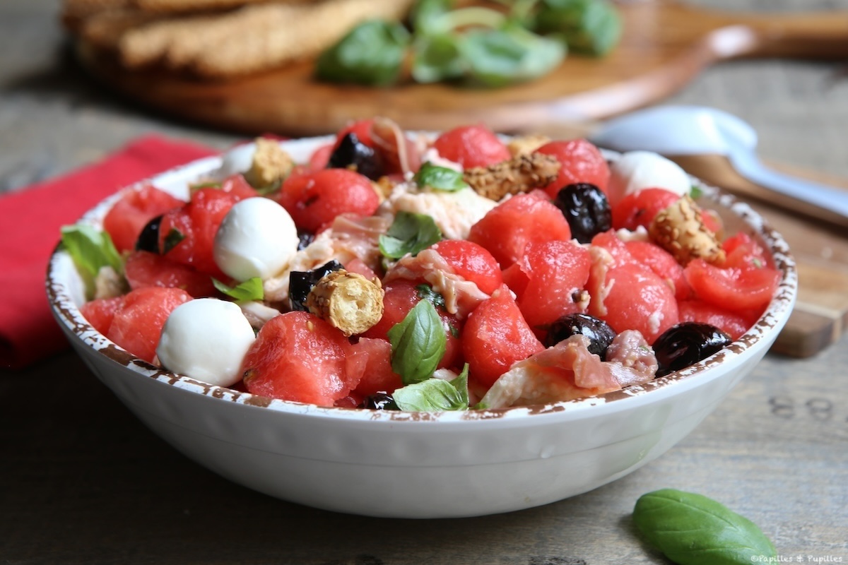 Salade de pastèque à la mozzarella et au jambon cru