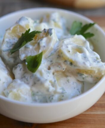 Salade de pommes de terre à la crème et aux herbes fraîches