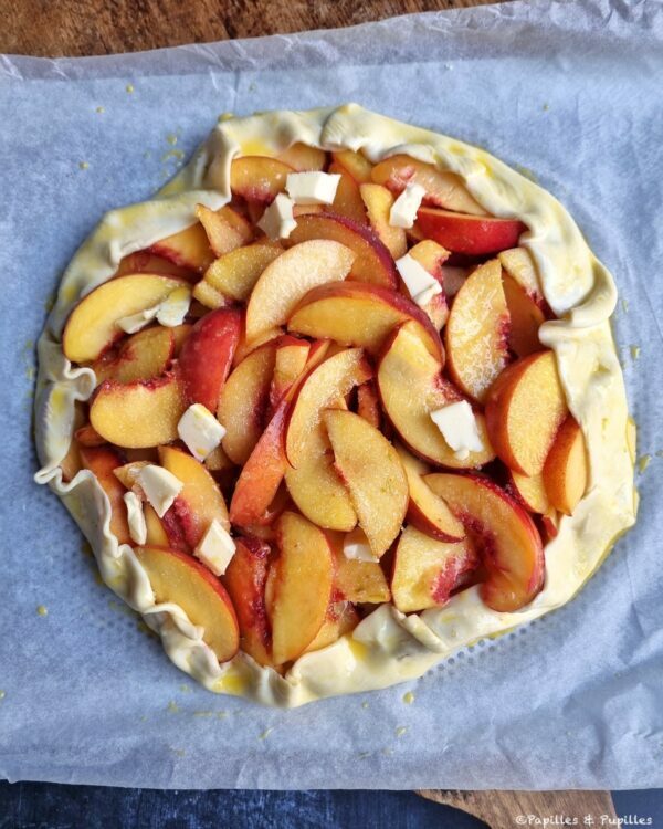 Tarte aux pêches avant cuisson