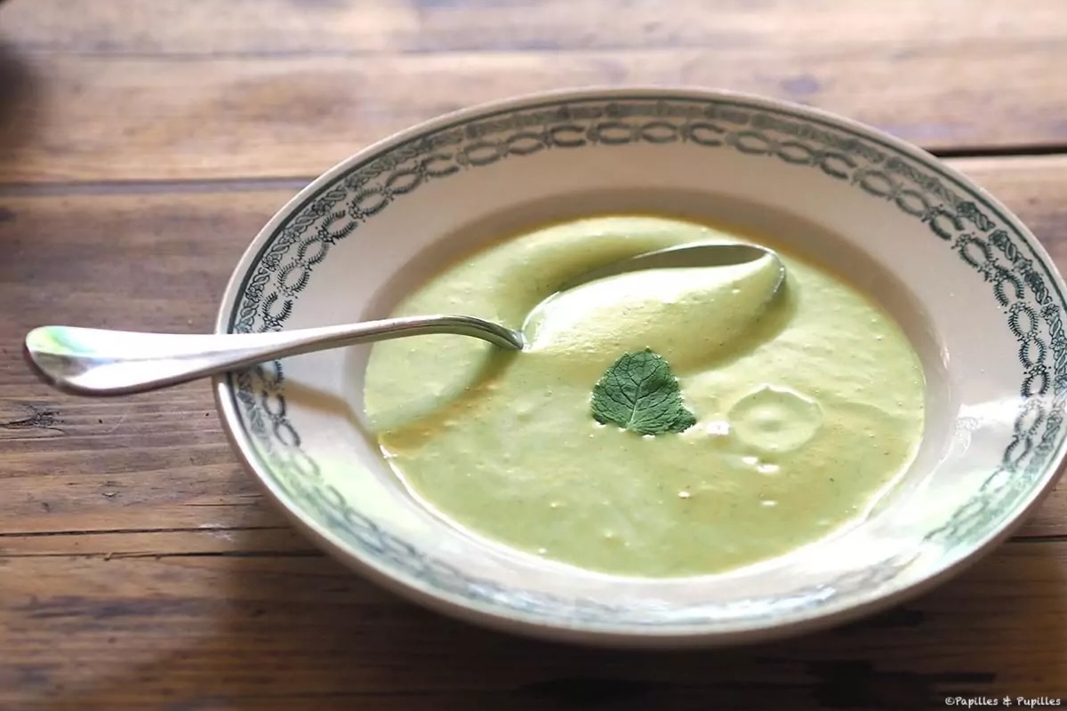 Soupe froide de courgettes, pois chiches et menthe fraîche