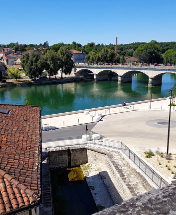 Cognac - Vue sur la Charente depuis le Château