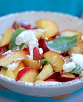 Salade de fruits d'été, burrata et basilic