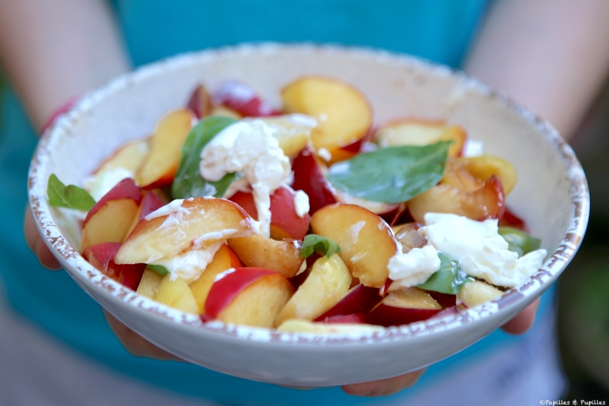 Salade de fruits d'été, burrata et basilic