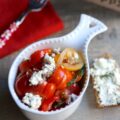 Salade de tomates, fromage frais et herbes du jardin