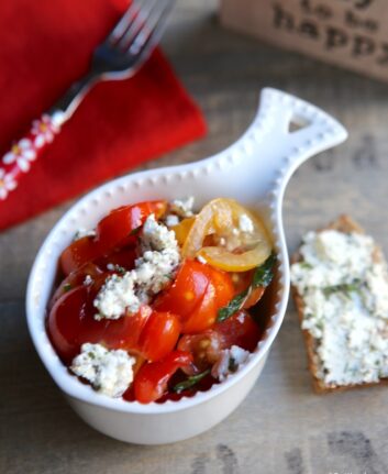 Salade de tomates, fromage frais et herbes du jardin