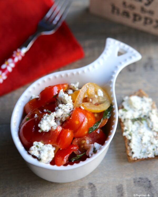 Salade de tomates, fromage frais et herbes du jardin