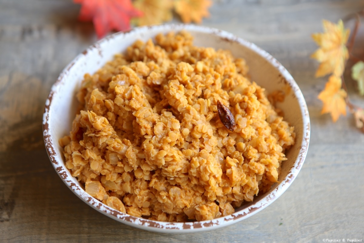 Dahl de lentilles corail au lait de coco dans une assiette, texture crémeuse