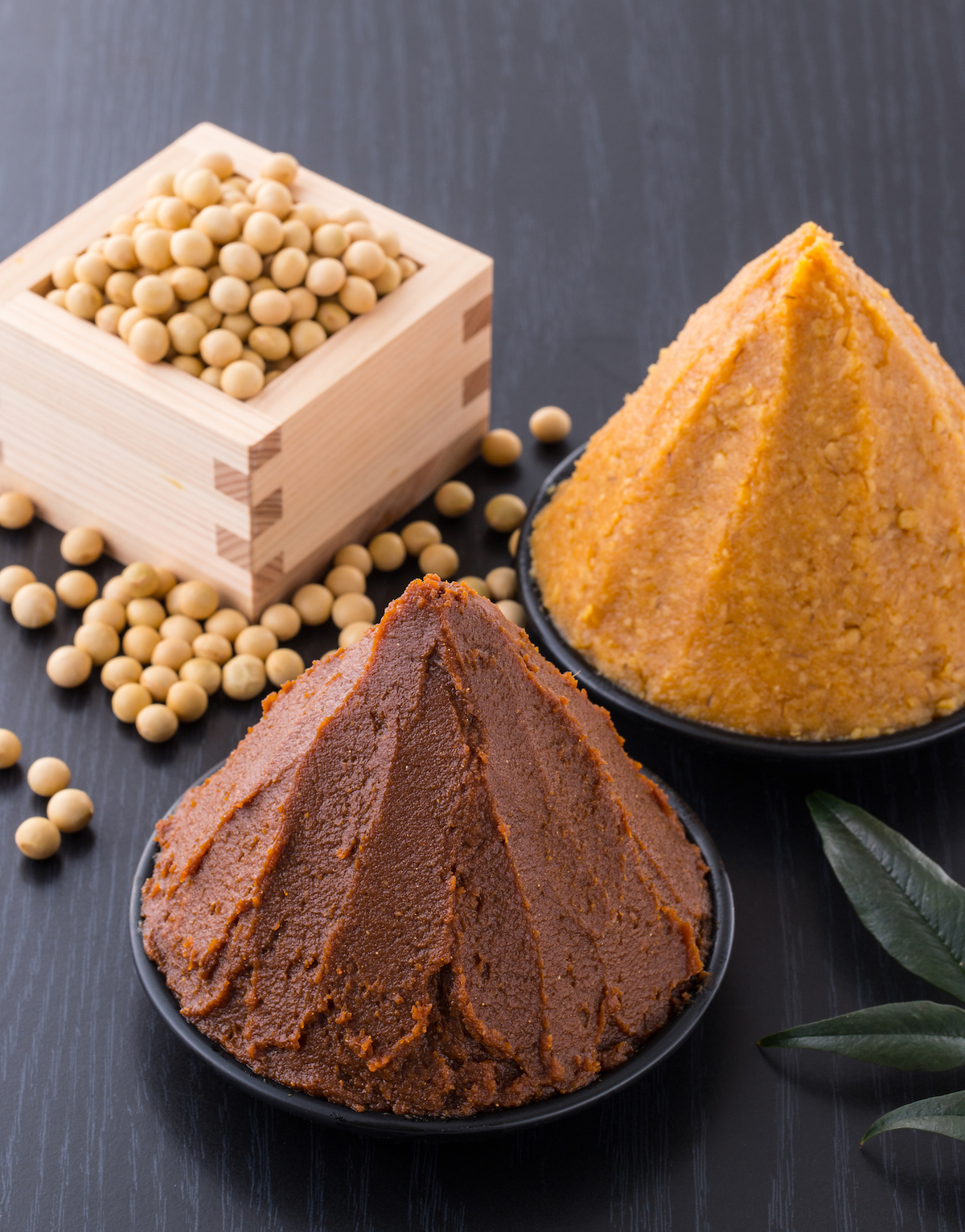 Différentes variétés de miso japonais fermenté : blanc, rouge, riz et orge, présentées en petits bols