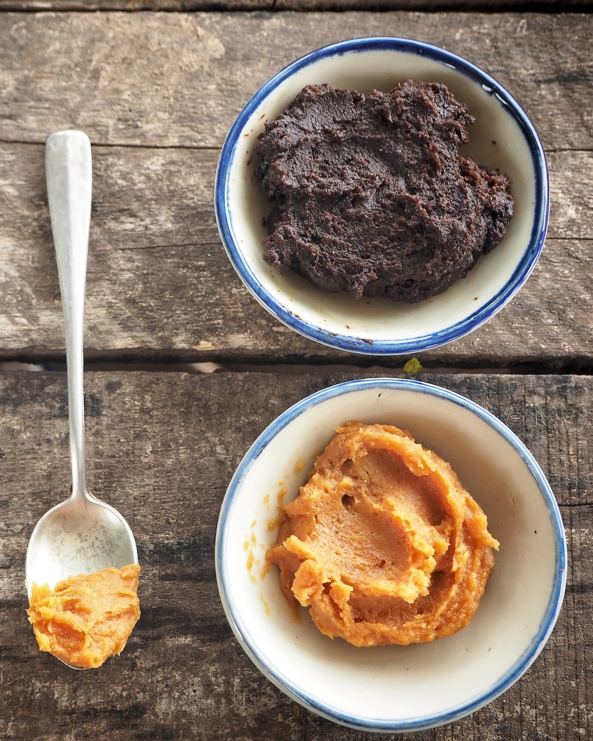 Pâte miso japonaise fermentée au soja en gros plan sur une planche en bois, texture brillante et moelleuse, ambiance cuisine japonaise