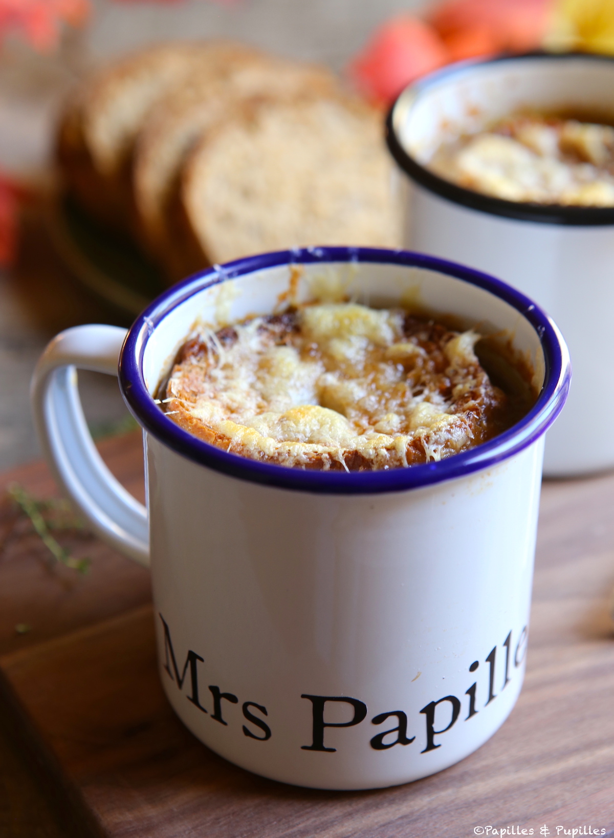 Soupe à l’oignon servie avec des tartines de pain gratinées à l’Appenzeller, présentée dans des bols, esprit bistrot