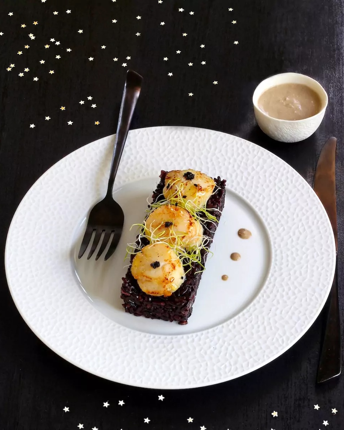 Risotto noir Vénéré aux noix de Saint-Jacques, dressage élégant et festif