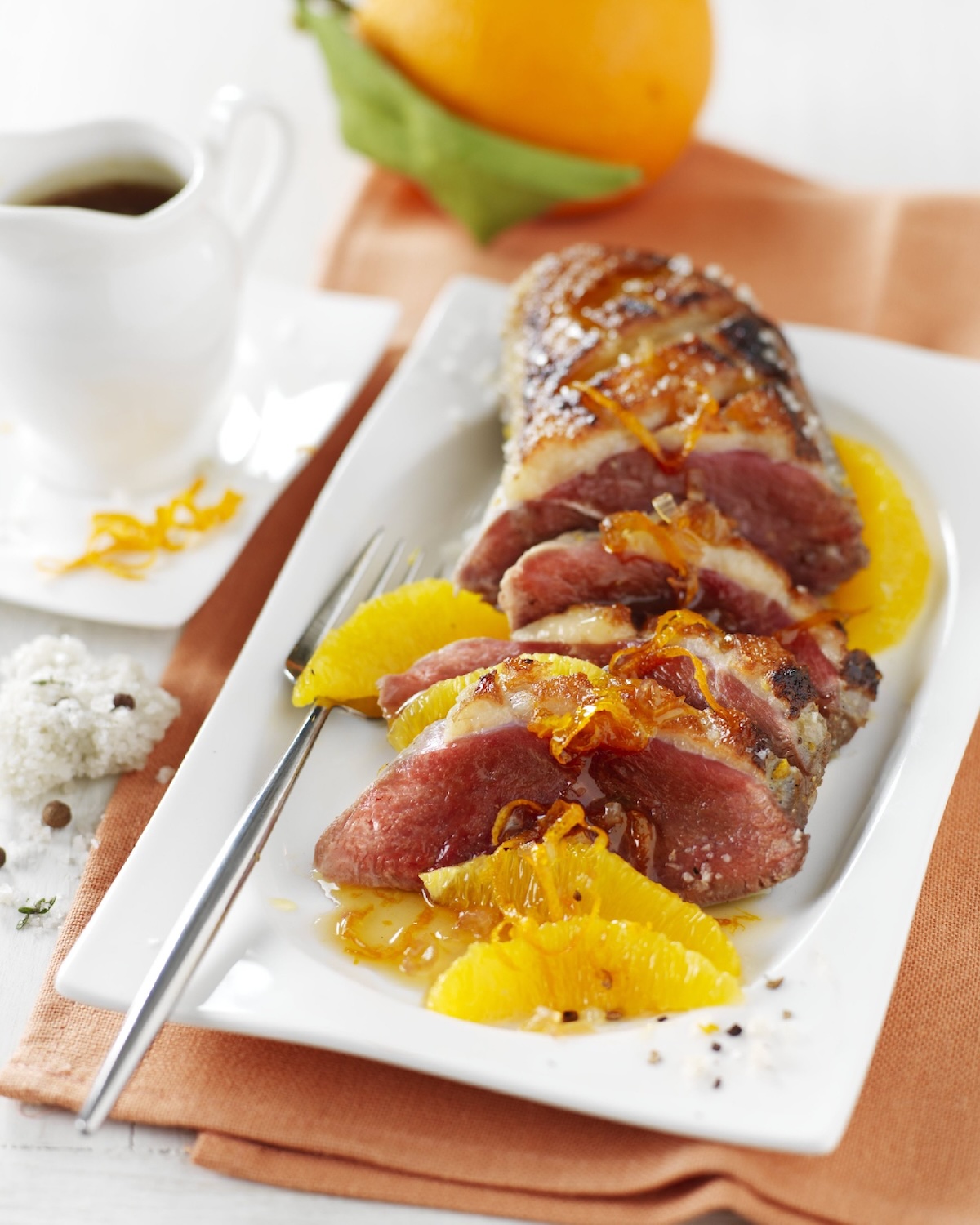 Magret de canard à l’orange en croûte de sel, découpé en tranches