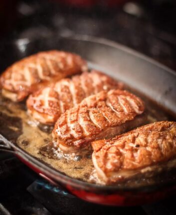 Magret en cours de cuisson ©Marcel Gussoni shutterstock