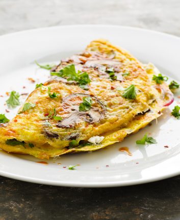 Omelette aux champignons, feta et herbes ©Martin Rettenberger shutterstock