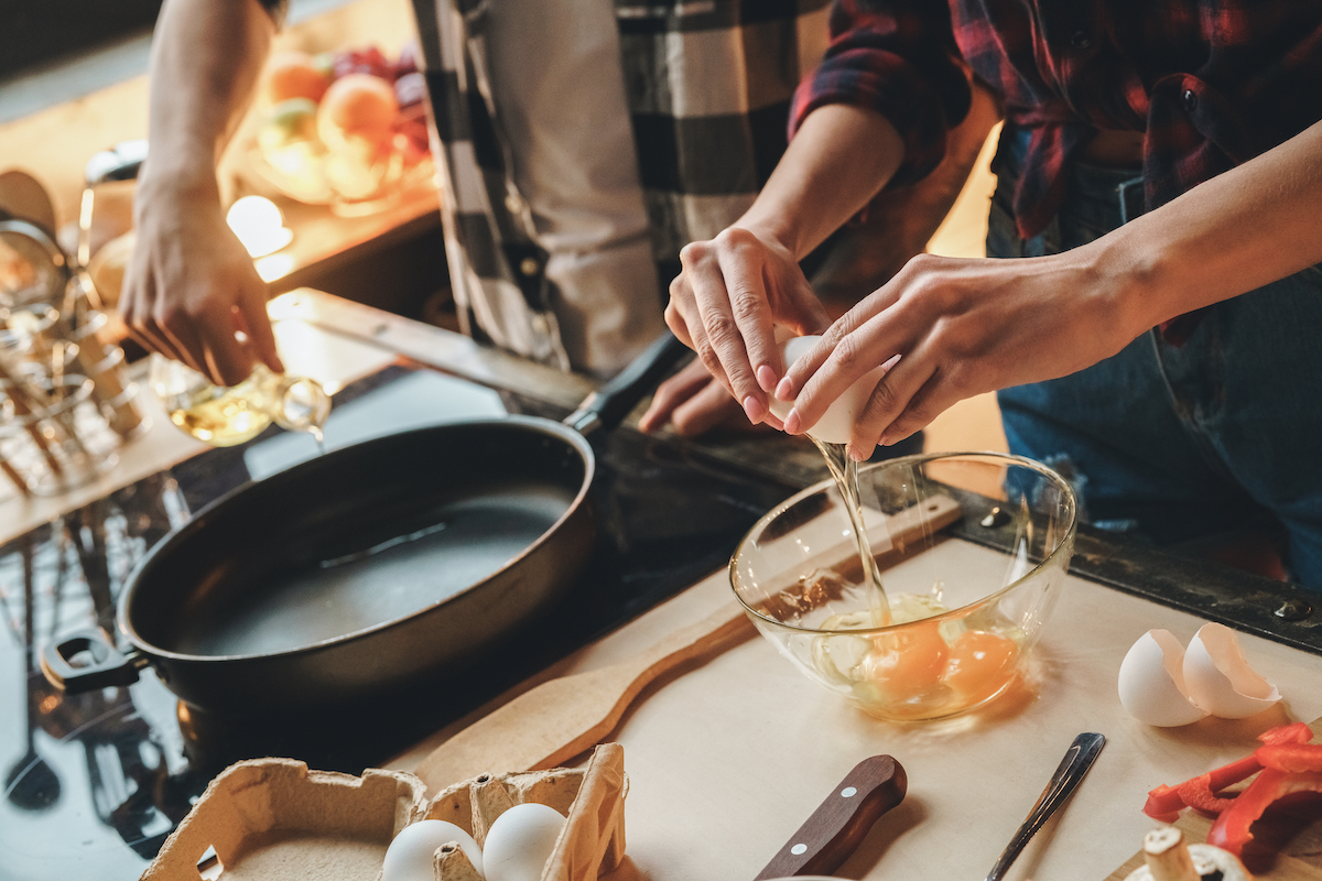 Préparer une omelette ©Viktoriia Hnatiuk shutterstock