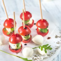 Salade Caprese en brochette ©Alexander Prokopenko. shutterstock