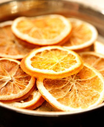 Tranches d'orange séchées © Anna Jurkovska shutterstock