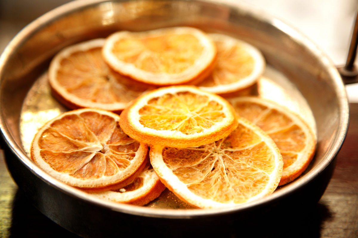Tranches d'orange séchées © Anna Jurkovska shutterstock