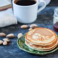 Pancakes au lait d'amande © Igor Deyashkin. shutterstock